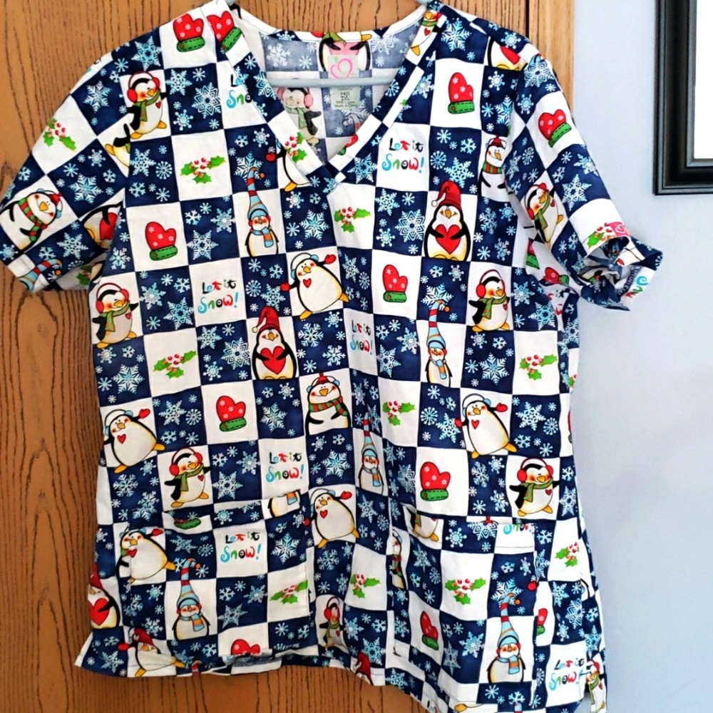 Peaches Scrub Top Let it Snow Size 2XL